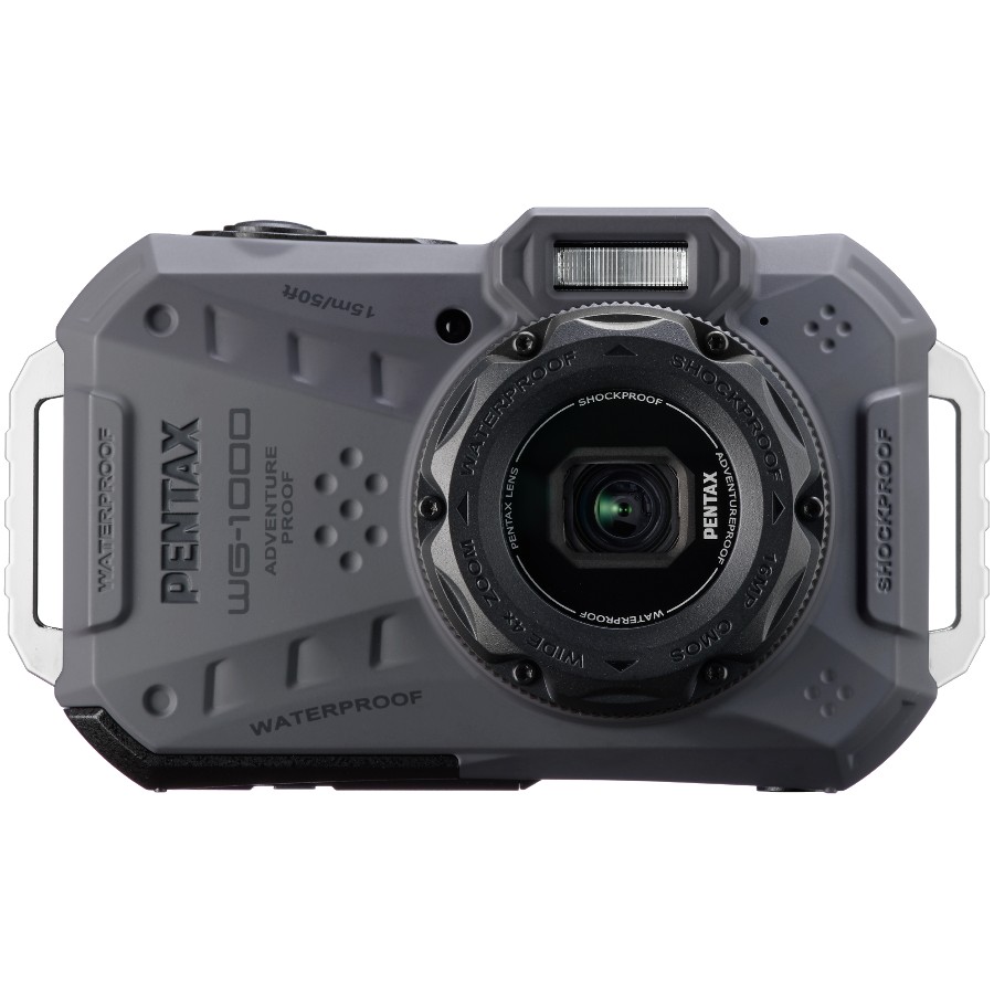 Frontansicht einer dunkelgrauen Pentax WG-1000 Adventure Proof Outdoorkamera vor weißem Hintergrund mit robustem, stoßfestem Gehäuse, integriertem Blitz und sichtbaren Prägungen für Wasserdichtigkeit.