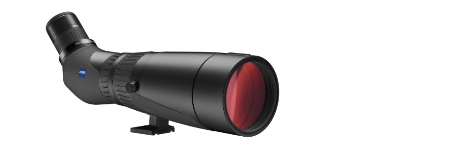 Schwarzes Zeiss Victory Harpia Spektiv in einer schrägen Frontalansicht mit Blick auf die rötlich vergütete Objektivlinse, den integrierten Stativfuß und das blaue Zeiss-Logo auf der linken Gehäuseseite, freigestellt vor weißem Hintergrund.