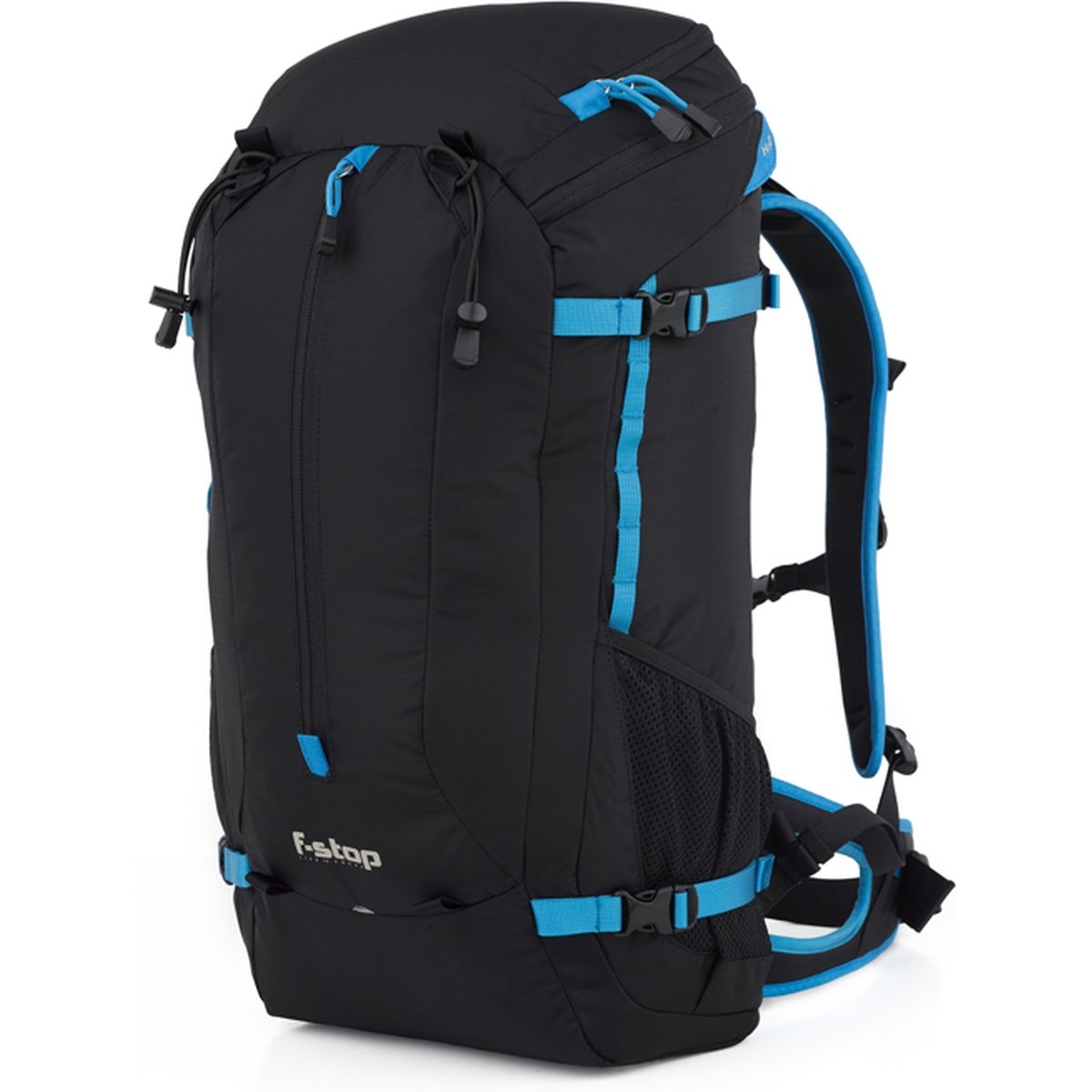 Ein schwarzer f-stop Loka UL (Ultralight) Fotorucksack in der Dreiviertelansicht vor weißem Hintergrund mit auffälligen, hellblauen Akzenten an den Kompressionsriemen, Schlaufen und Tragegurten sowie einem weißen f-stop-Schriftzug an der Vorderseite.
