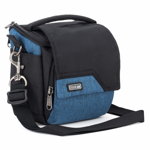Kompakte Think Tank Mirrorless Mover Kameratasche in Blau und Schwarz mit Tragegriff, Schultergurt und kleiner Vordertasche mit Reißverschluss, freigestellt vor weißem Hintergrund.