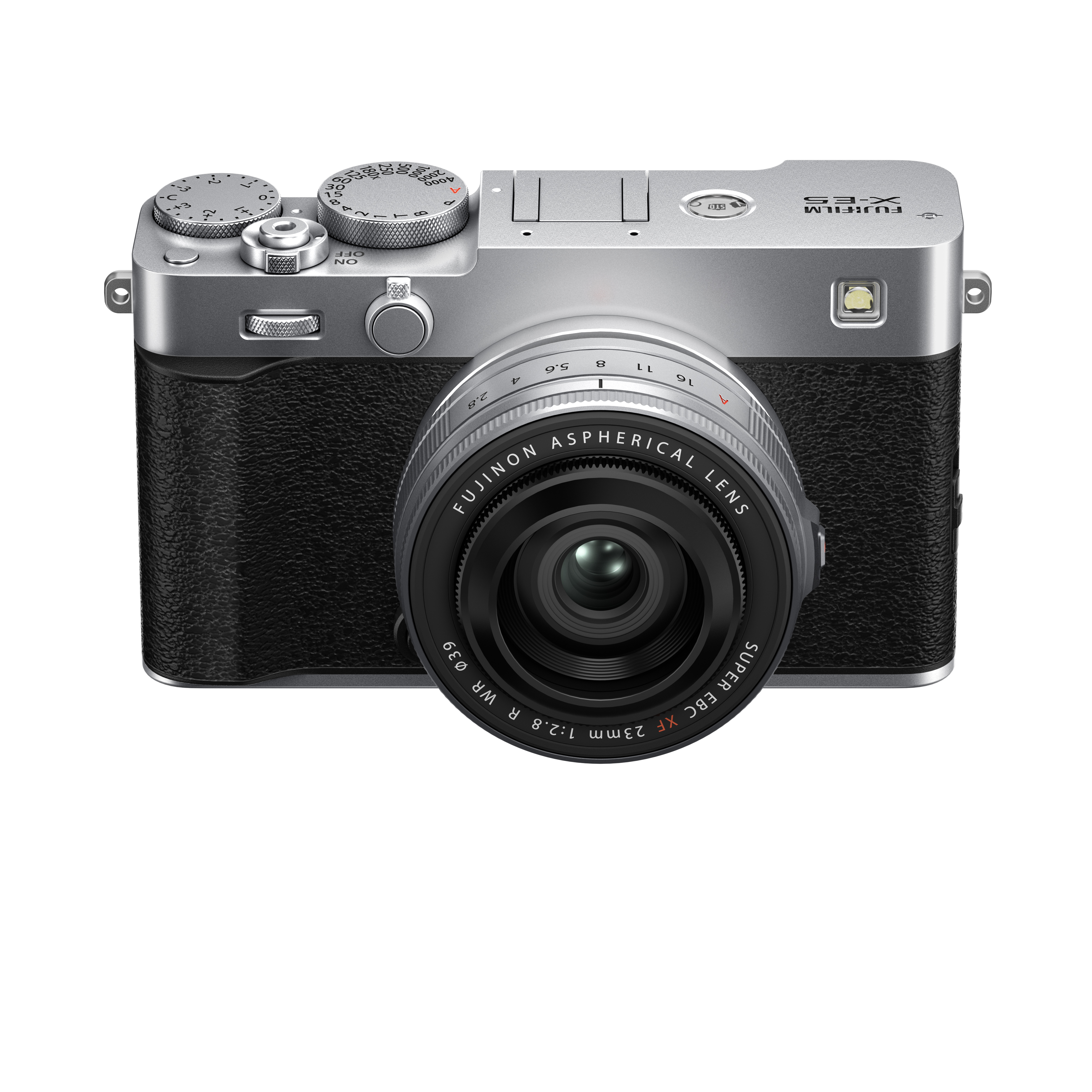 Silber-schwarze Fujifilm X-E5 spiegellose Systemkamera in der schrägen Frontalansicht vor weißem Hintergrund, mit aufgesetztem kompakten, silbernen Fujinon XF 23mm f/2 R WR Objektiv, Sucherfenster, integriertem Blitz und analogen Einstellrädern auf der si