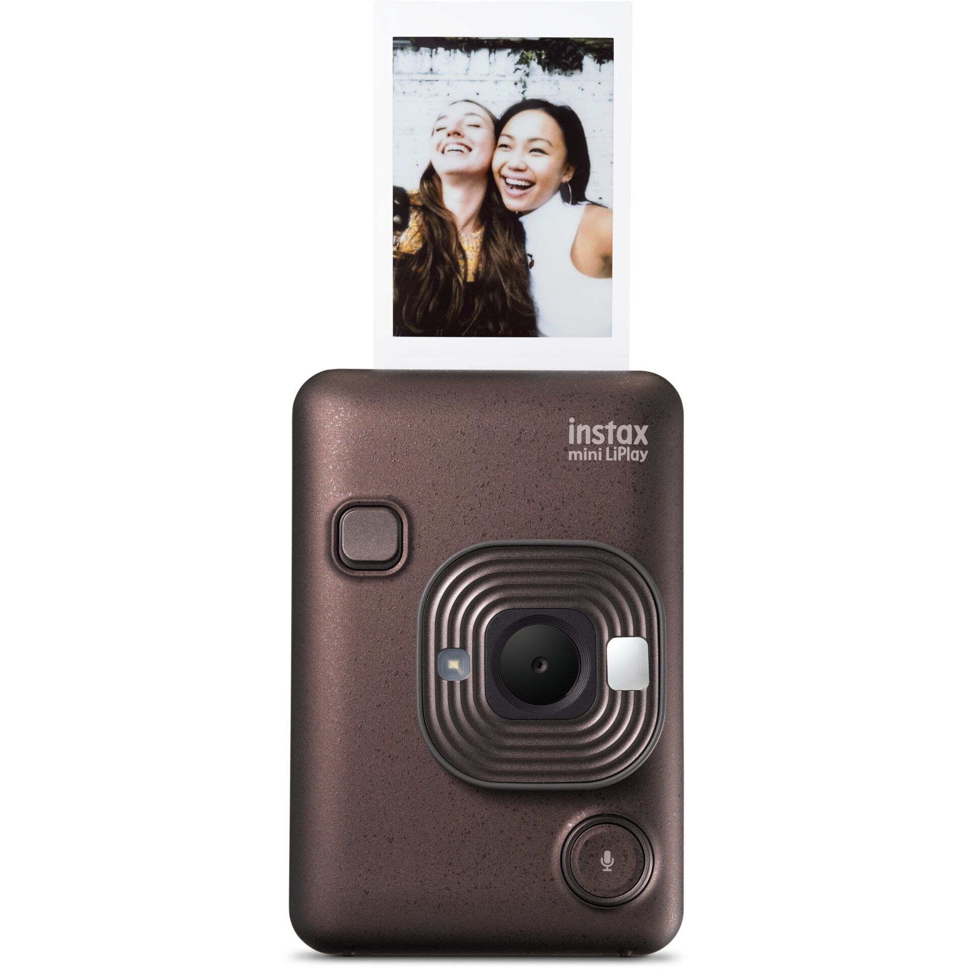 Eine dunkelbraune Fujifilm instax mini LiPlay Sofortbildkamera in der Frontansicht auf weißem Hintergrund, aus deren oberem Ausgabeschlitz ein gedrucktes Hochformat-Foto herausragt, das zwei lachende Frauen zeigt.