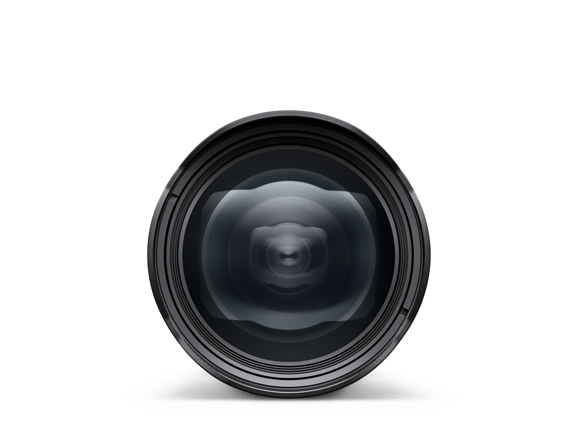 Die direkte Frontansicht eines schwarzen Leica Super-Vario-Elmarit-SL 14-24mm f/2.8 ASPH. Ultraweitwinkel-Zoomobjektivs, perfekt zentriert und freigestellt vor einem weißen Hintergrund. Das Gehäuse ist mattschwarz gehalten. In der Mitte dominiert die groß