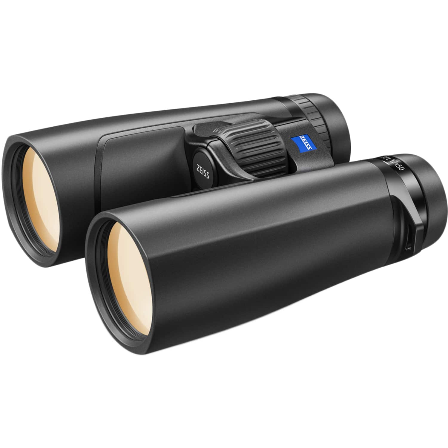 Ein schwarzes ZEISS SFL 12x50 Fernglas in einer flachen, perspektivischen Seitenansicht von vorne, freigestellt auf weißem Hintergrund. Die beiden großen Frontlinsen im Vordergrund schimmern mit einer gelblich-orangefarbenen Antireflexbeschichtung. Auf de