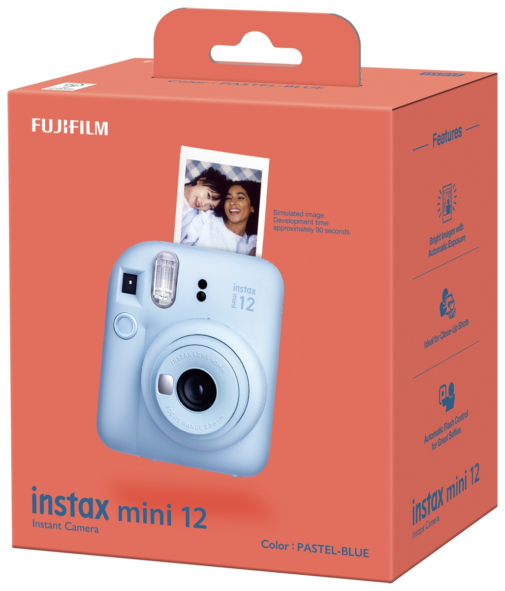 Die korallenrote Originalverpackung (OVP) der Fujifilm Instax Mini 12 Sofortbildkamera in einer schrägen Dreiviertelansicht vor weißem Hintergrund mit einer großen Produktabbildung der pastellblauen Kamera in der Farbvariante „Pastel Blue“ sowie aufgedruc