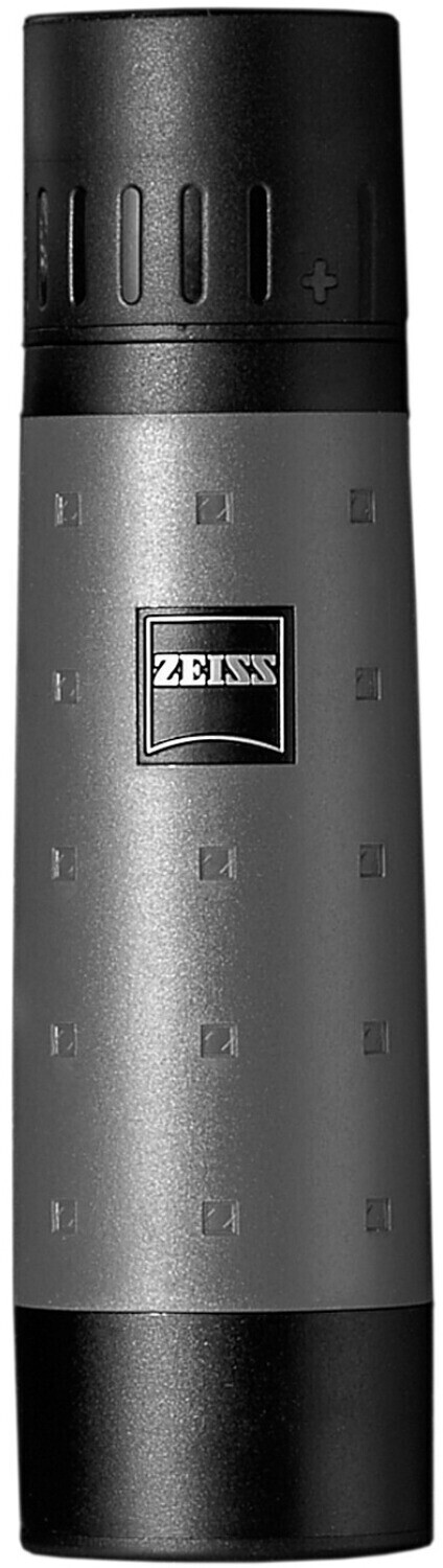Ein ultrakompaktes, aufrecht stehendes ZEISS Mono T* Monokular in der direkten Frontansicht, zentriert und freigestellt vor einem rein weißen Hintergrund [image_X74sda.png]. Das schlanke, zylindrische Gehäuse besitzt eine graue Gummiarmierung mit einem qu