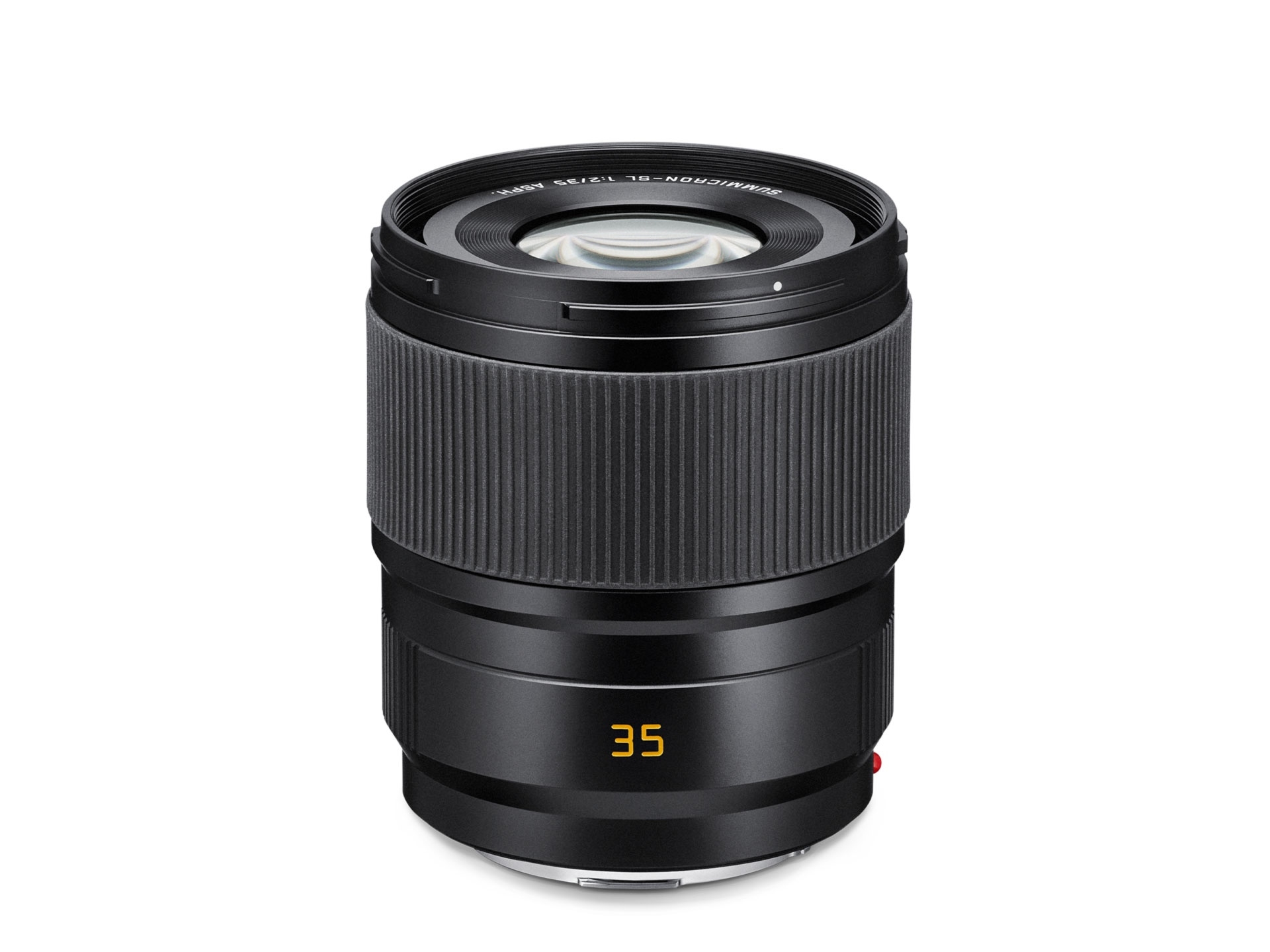 Schwarzes 35-mm-Festbrennweitenobjektiv mit breitem geriffeltem Fokussierring, sichtbarer Frontlinse und gelber „35“-Markierung vor weißem Hintergrund.