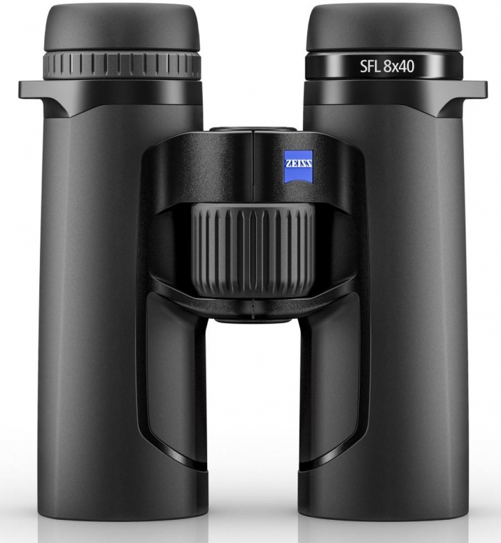 Das schwarze Premium-Dachkantfernglas ZEISS SFL 8x40 in der direkten Frontansicht, freigestellt vor einem rein weißen Hintergrund. Im Zentrum des Gehäuses verbindet eine breite Doppelbrücke die beiden Tuben. Auf der oberen Brücke ist das kleine, quadratis