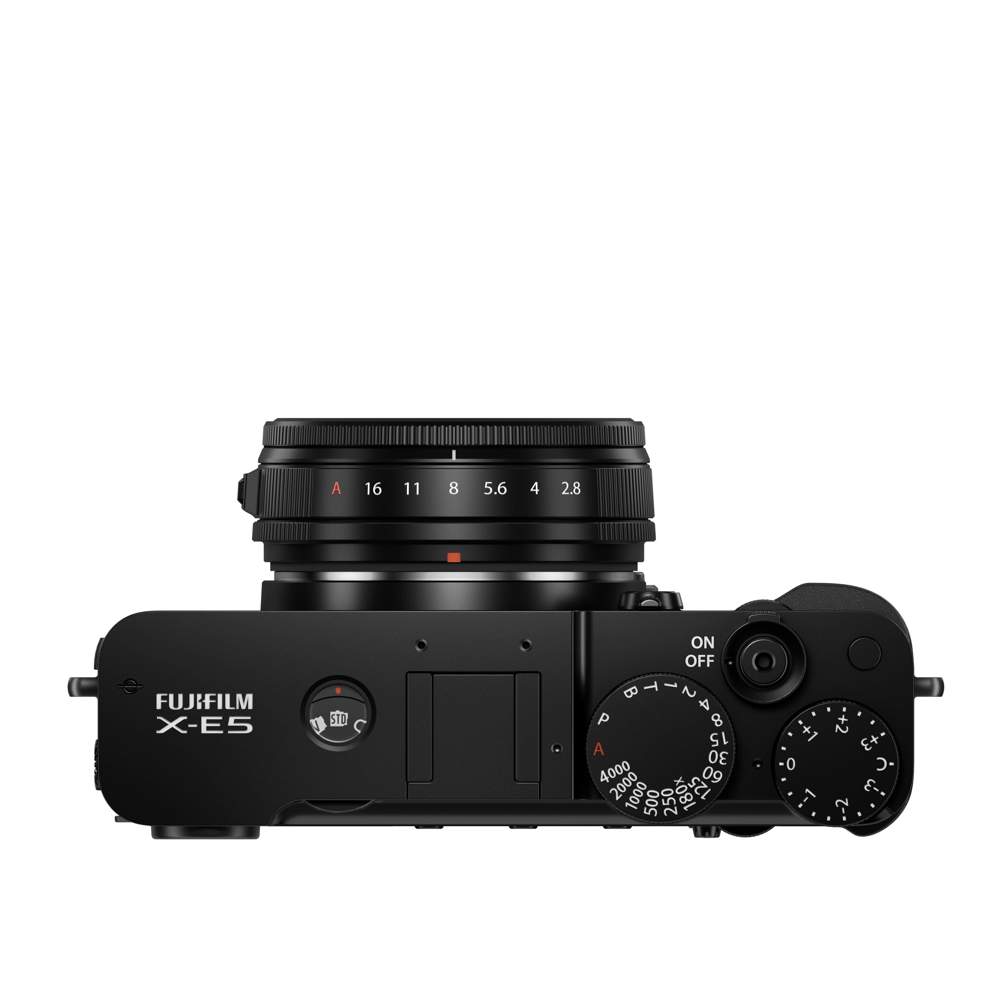 Schwarze Fujifilm X-E5 spiegellose Systemkamera aus der Vogelperspektive vor weißem Hintergrund, mit Fokus auf die Gehäuseoberseite samt graviertem weißen Fujifilm X-E5 Schriftzug links, zentralem Blitzschuh, Verschlusszeitenrad, Belichtungskorrekturrad,