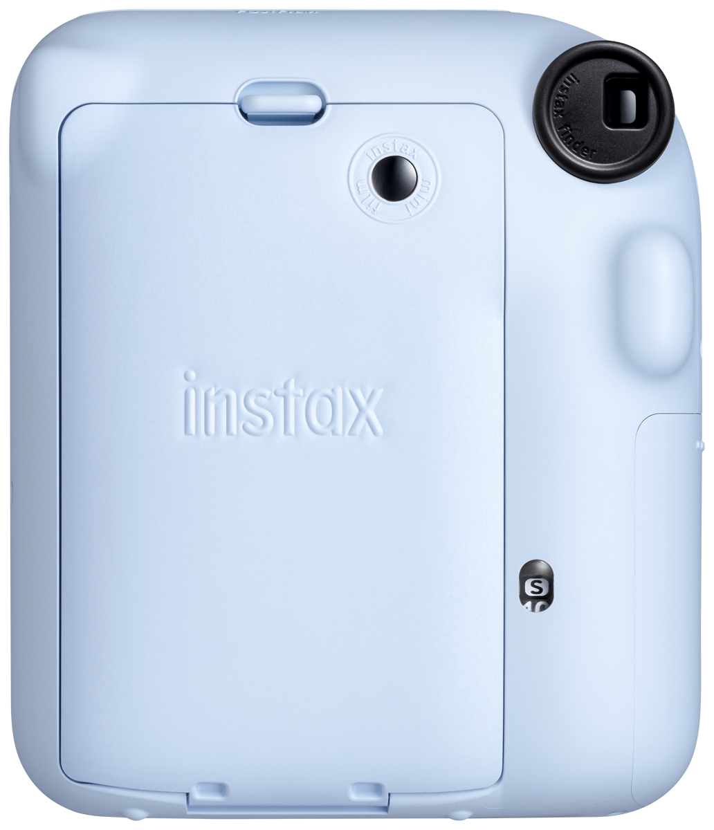 Die Rückansicht der pastellblauen Fujifilm Instax Mini 12 Sofortbildkamera vor weißem Hintergrund mit direktem Blick auf die große Filmklappe mit eingeprägtem instax-Schriftzug, das kleine runde Filmsichtfenster, das mechanische Bildzählwerk unten rechts