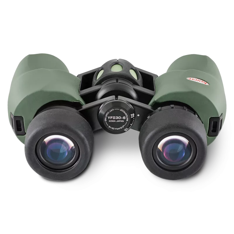 Eine direkte Draufsicht auf die Okularseite eines olivgrünen Kowa YF II Porro-Prismen-Fernglases (Modell YFII30-6), freigestellt auf weißem Hintergrund. Die beiden großen, schwarzen Okulare mit gummierten Augenmuscheln stehen im Vordergrund und zeigen ein