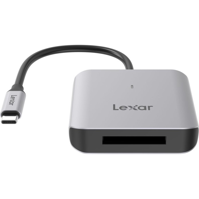 Kompakter Lexar Kartenleser mit kurzem USB-C-Kabel, silber-schwarzem Gehäuse und Speicherkarten-Slot vor weißem Hintergrund.