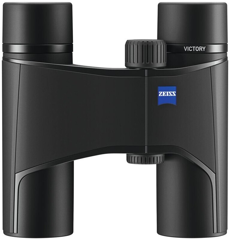 Das kompakte, schwarze Taschenfernglas ZEISS Victory Pocket (Modell 8x25 oder 10x25) in der direkten Frontansicht vor einem rein weißen Hintergrund. Das faltbare Fernglas zeichnet sich durch seine asymmetrische Eingelenk-Brücke aus, bei der die Brückenpla