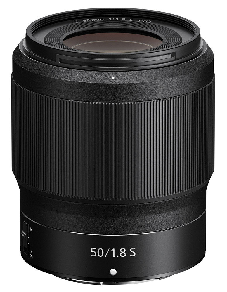 Das schwarze Nikon Nikkor Z 50 mm f/1.8 S Festbrennweiten-Objektiv in einer schrägen Ansicht von oben vor weißem Hintergrund mit Blick auf die Frontlinse, den breiten, geriffelten Fokusring und die weiße Produktaufschrift „50/1.8 S“ am unteren Rand.