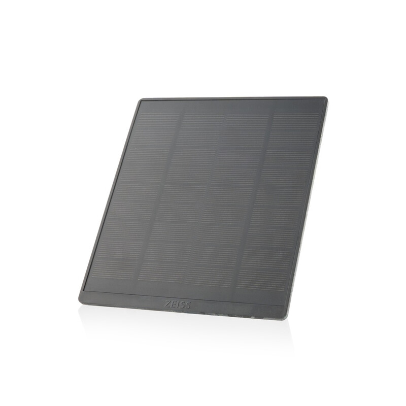 Das quadratische, dunkelgraue ZEISS Secacam Solar Panel in einer schrägen Dreiviertelansicht, freigestellt auf einem weißen Hintergrund mit einer leichten Spiegelung an der Unterseite. Die strukturierte Solarfläche ist leicht nach hinten geneigt. Am unter