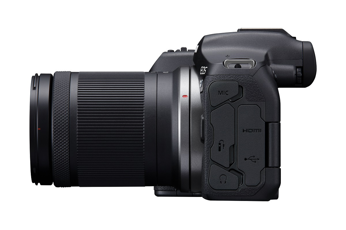 Canon EOS R7 spiegellose Systemkamera mit Zoomobjektiv in Seitenansicht