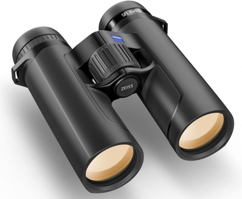 Das schwarze Premium-Dachkantfernglas ZEISS SFL 8x40 in einer schrägen Perspektive von oben, freigestellt vor einem rein weißen Hintergrund. Auf dem linken Okulardeckel ist die weiße Aufschrift „SFL 8x40“ aufgedruckt. Mittig auf der stabilen Doppelbrücke