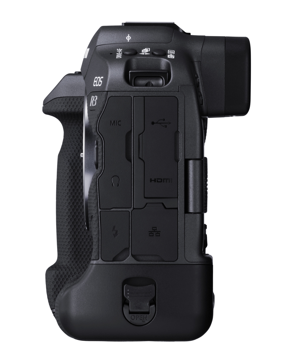 Seitenansicht einer schwarzen Canon EOS R3 Systemkamera mit mehreren geschlossenen Anschlussabdeckungen, ausgeprägtem Handgriff, Suchergehäuse und integriertem Hochformatgriff.