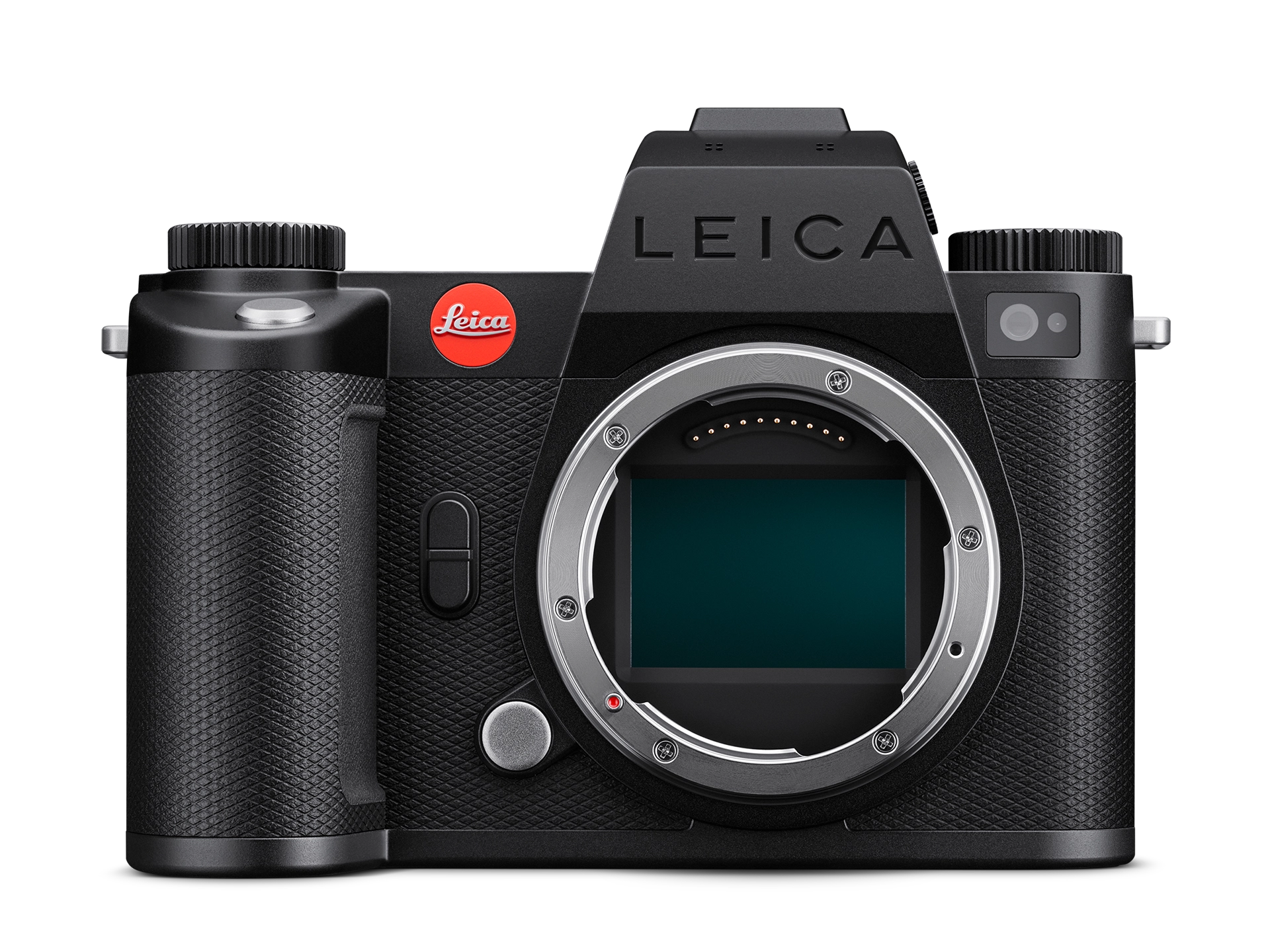 Die frontale Vorderansicht des mattschwarzen Leica SL3-S spiegellosen Systemkamera-Gehäuses vor weißem Hintergrund mit offenem L-Mount-Bajonett, welches den Blick freigibt auf den integrierten, großen Vollformatsensor mit grünlich schimmernder Reflexion.
