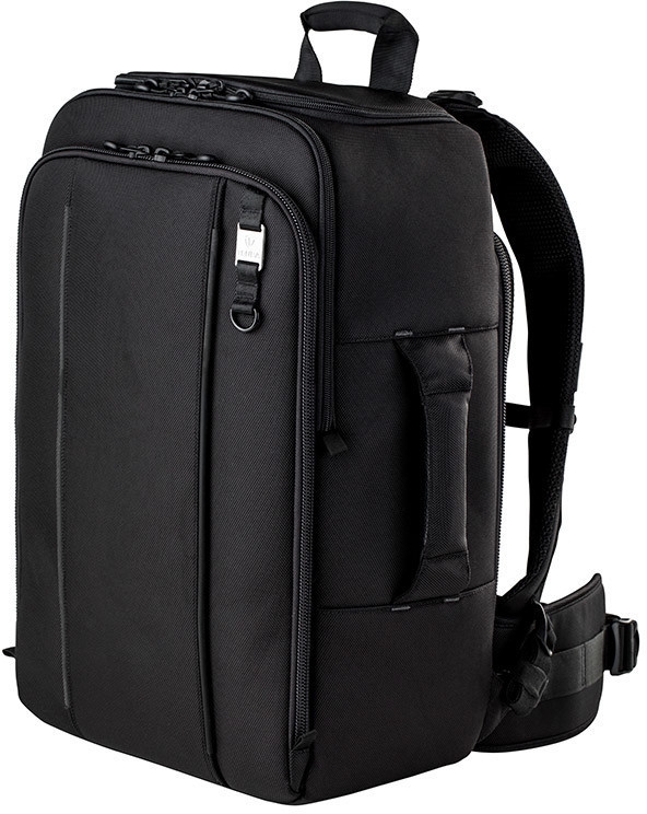 Ein schwarzer Tenba Roadie Backpack Fotorucksack in einer Dreiviertelansicht vor weißem Hintergrund mit einem gepolsterten Tragegriff oben, einem weiteren Griff an der Seite, ergonomischen Schultergurten und einem Beckengurt sowie mehreren Reißverschlussf