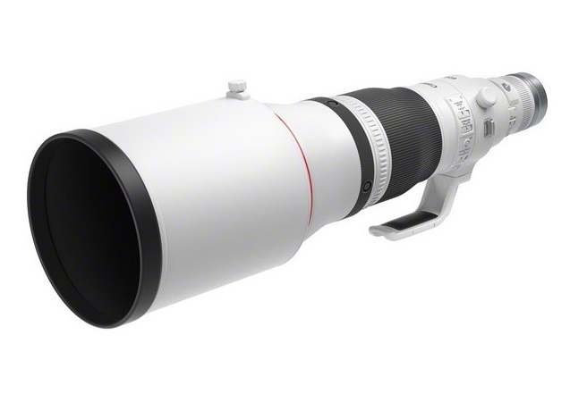 Weißes Canon RF 600-mm-Teleobjektiv mit großer Gegenlichtblende, rotem Ring, breitem schwarzem Fokussierring und integrierter Stativschelle vor weißem Hintergrund.