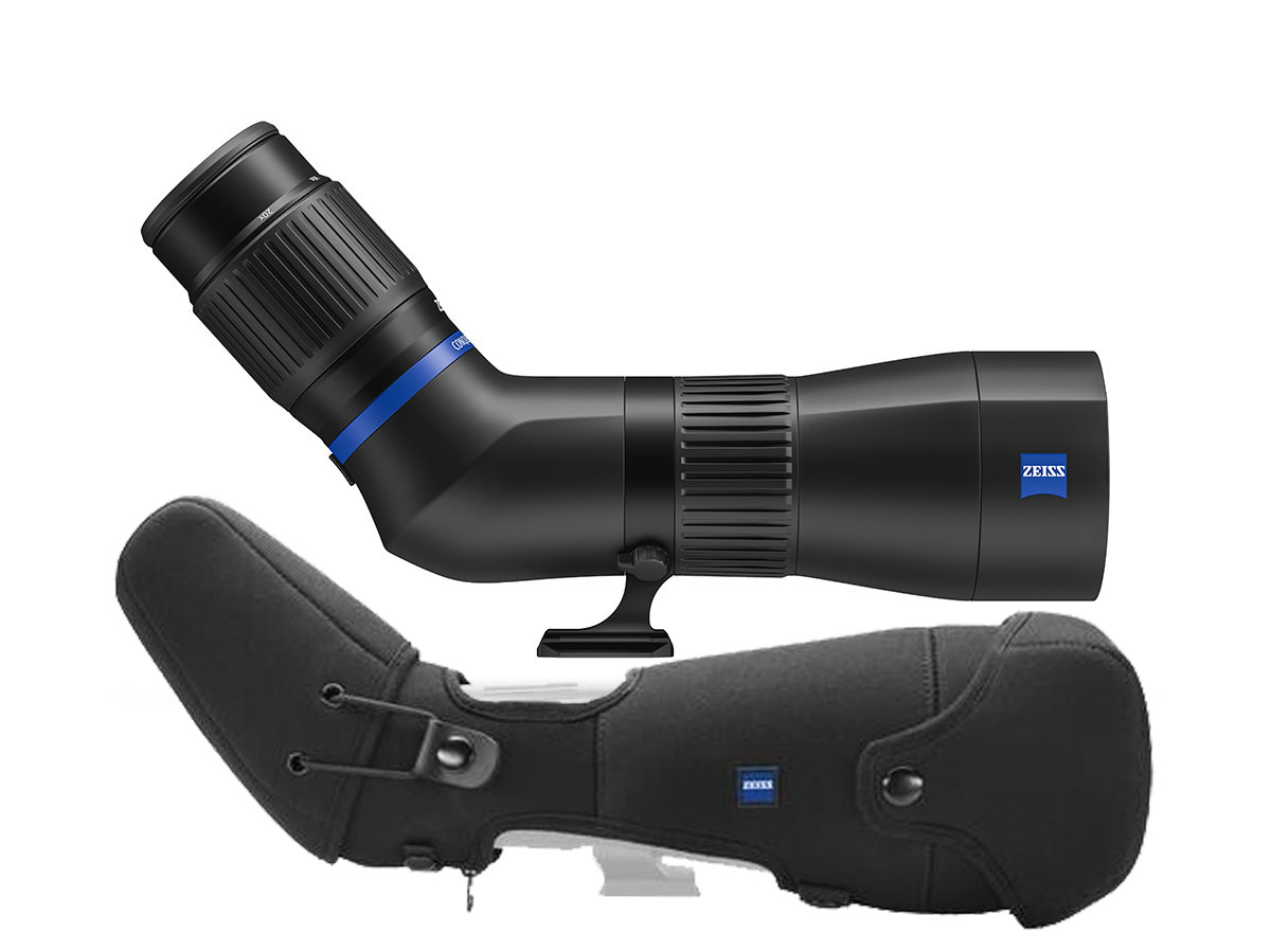 Ein Produktset bestehend aus einem komplett montierten, schwarzen ZEISS Victory Harpia Spektiv mit Schrägeinblick in der Seitenansicht und einer passenden, geschlossenen schwarzen Neopren-Bereitschaftstasche (Stay-on-Case) direkt darunter, freigestellt au