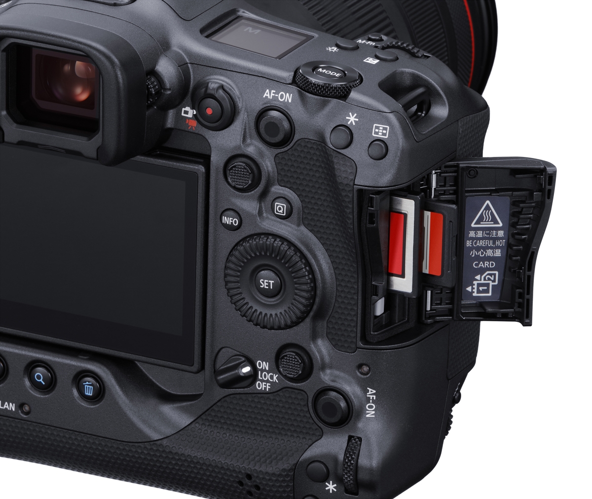 Detailansicht der Rückseite einer Canon EOS R3 Systemkamera mit geöffnetem Speicherkartenfach. Sichtbar sind zwei eingesetzte Speicherkarten sowie die rückseitigen Bedienelemente und das Display.