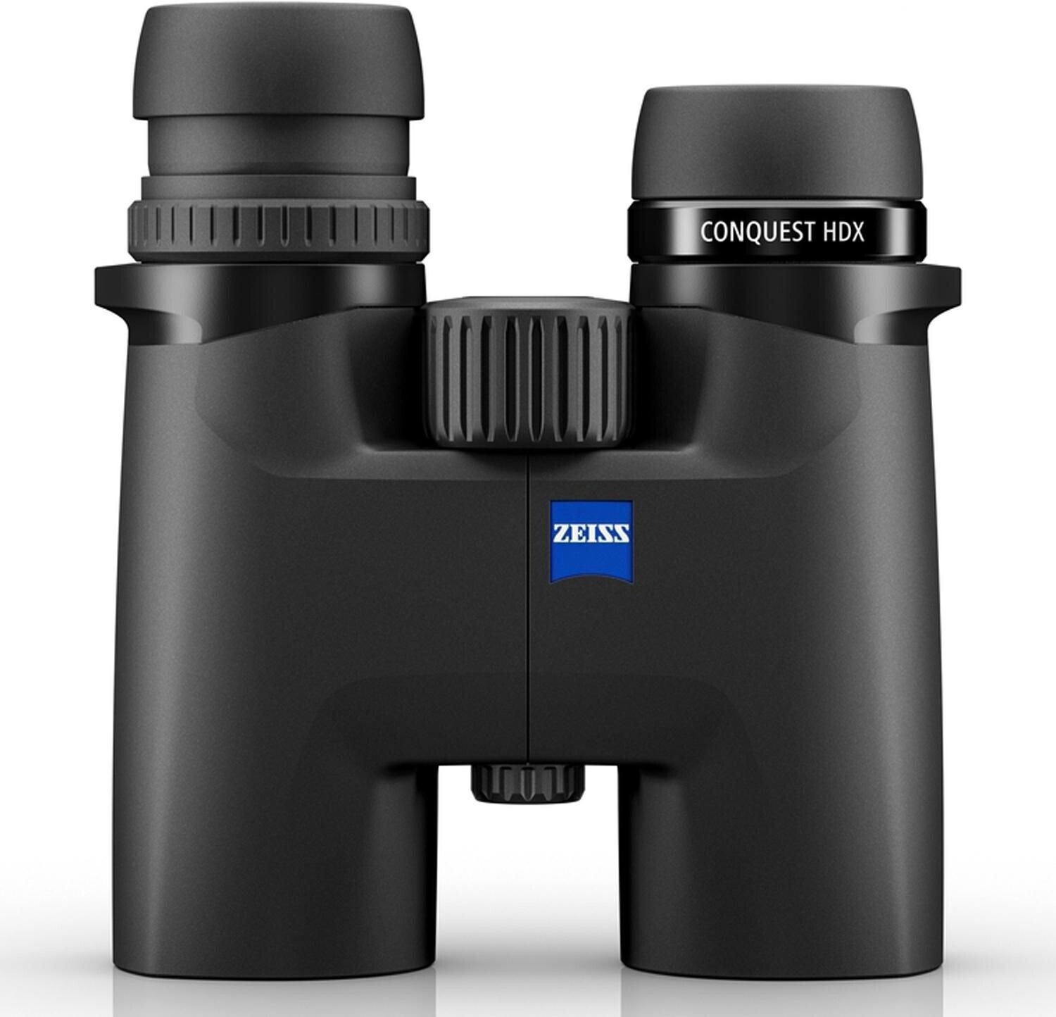 Ein kompaktes, schwarzes ZEISS Conquest HDX Fernglas in der Frontalansicht, freigestellt auf weißem Hintergrund mit einer dezenten Spiegelung auf der Standfläche. In der Mitte des robusten, ergonomischen Gehäuses befindet sich das blaue ZEISS-Logo. Das re
