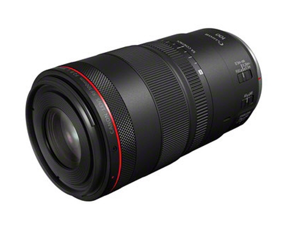 Schwarzes Canon RF Zoomobjektiv mit rotem Ring, breiten geriffelten Einstellringen und sichtbarer Frontlinse vor weißem Hintergrund.