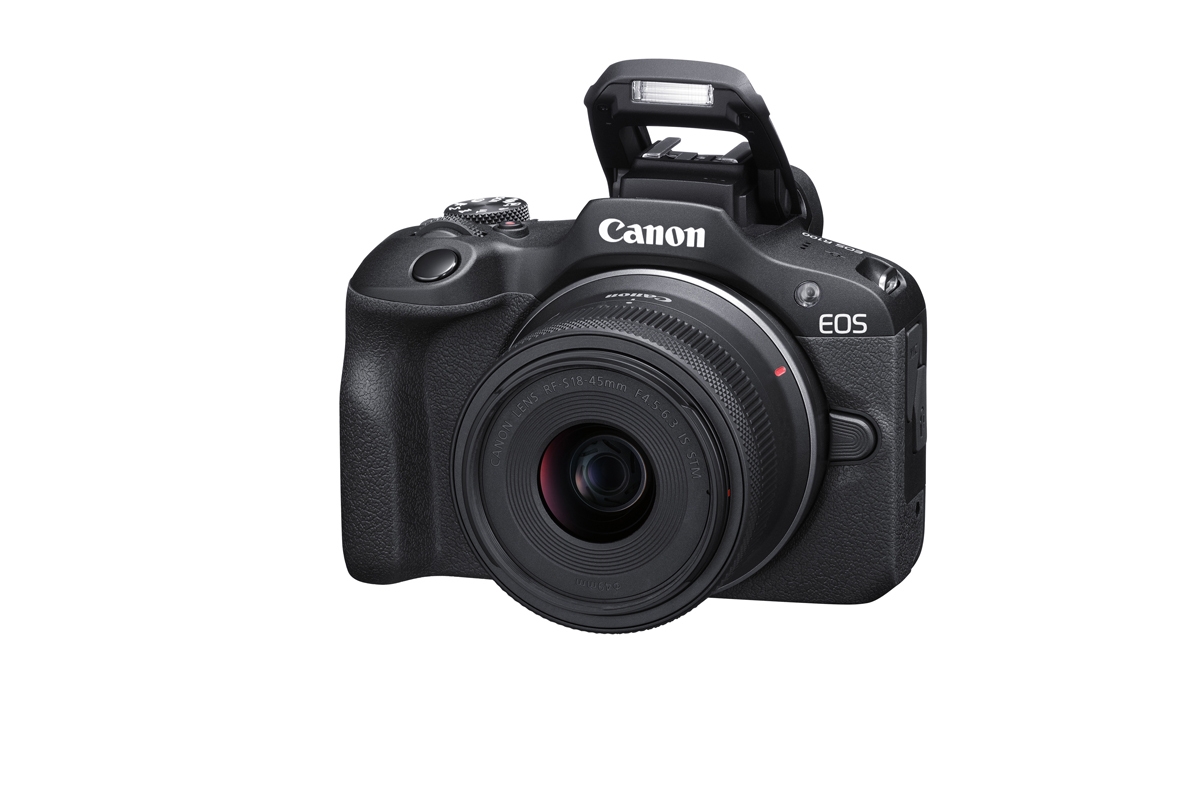 Canon EOS R50 spiegellose APS-C-Systemkamera in Schwarz mit Objektiv und ausgeklapptem Blitz