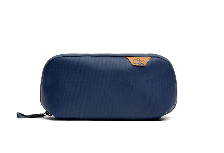Frontalansicht der geschlossenen dunklblauen Peak Design Small Tech Pouch (in der edlen Farbvariante Midnight), im Querformat freigestellt vor weißem Hintergrund abgebildet. Das Bild zeigt das cleane, minimalistische Außendesign der 1-Liter-Zubehörtasche