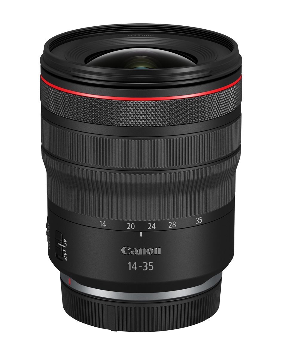 Schwarzes Canon RF 14–35-mm-Weitwinkel-Zoomobjektiv mit rotem Ring, breiten geriffelten Einstellringen und sichtbarer Frontlinse vor weißem Hintergrund.