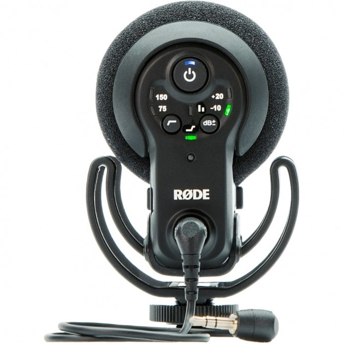 Die detaillierte Rückansicht des Røde VideoMic Pro+ On-Camera-Richtmikrofons vor weißem Hintergrund mit direktem Blick auf das Bedienfeld inklusive der zentralen Power-Taste, den Status-LEDs, Tasten für den Hochpassfilter (75Hz/150Hz) und die Pegelanhebun