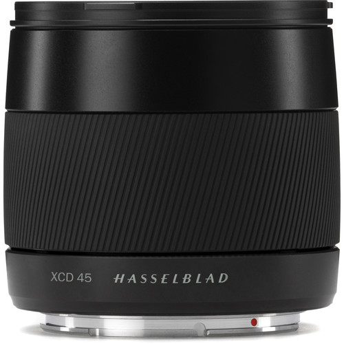 Schwarzes Hasselblad XCD 45mm f/3.5 Mittelformat-Kameraobjektiv in der Seitenansicht vor einem weißen Hintergrund, mit einem breiten, geriffelten Fokusring und gut lesbarer weißer XCD 45 und Hasselblad Gravur an der Unterseite.