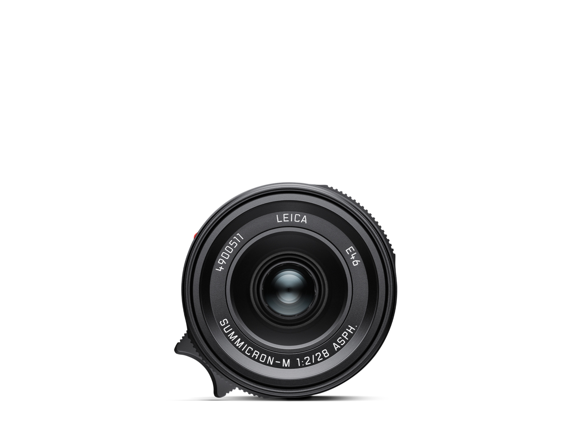 Die direkte Frontansicht eines schwarzen Leica Summicron-M 28mm f/2 ASPH. Weitwinkelobjektivs für Messsucherkameras, perfekt zentriert vor einem weißen Hintergrund. Auf dem mattschwarzen Frontring sind feine weiße Beschriftungen eingraviert: Oben steht „L