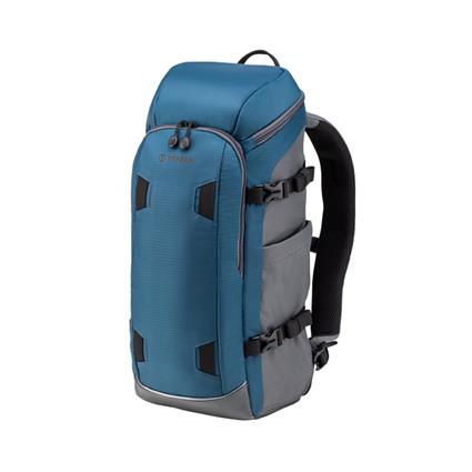 Schräge Frontansicht des Tenba Solstice V2 12L Sling Bag Fotorucksacks in Blau und Grau mit gepolstertem Schultergurt, seitlichen Kompressionsriemen, Stativtasche und Reißverschlussfächern vor weißem Hintergrund.