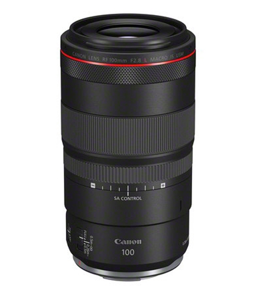 Schwarzes Canon RF 100-mm-Makroobjektiv mit rotem Ring, breiten Einstellringen und „SA Control“-Skala vor weißem Hintergrund.