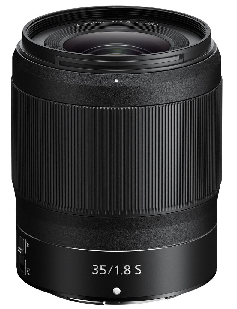 Ein schwarzes Nikon Nikkor Z 35 mm f/1.8 S Festbrennweiten-Objektiv in einer schrägen Ansicht von oben vor weißem Hintergrund mit direktem Blick auf das vordere Linsenelement, den breiten, geriffelten Fokusring und die weiße Produktaufschrift „35/1.8 S“ a