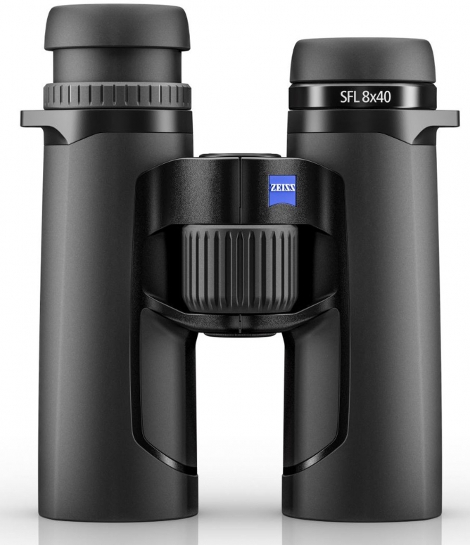 Das schwarze Premium-Dachkantfernglas ZEISS SFL 8x40 in der direkten Frontansicht vor einem rein weißen Hintergrund. Im Vergleich zum vorherigen Bild ist hier die linke drehbare Augenmuschel (Okular) für Brillenträger weiter nach oben herausgedreht als di