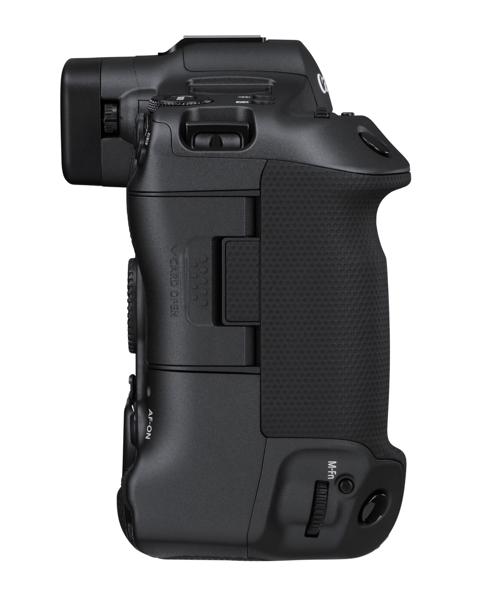 Seitenansicht einer schwarzen Canon EOS R3 Systemkamera mit ausgeprägtem Handgriff, Suchergehäuse, seitlichen Anschlussabdeckungen und integriertem Hochformatgriff.