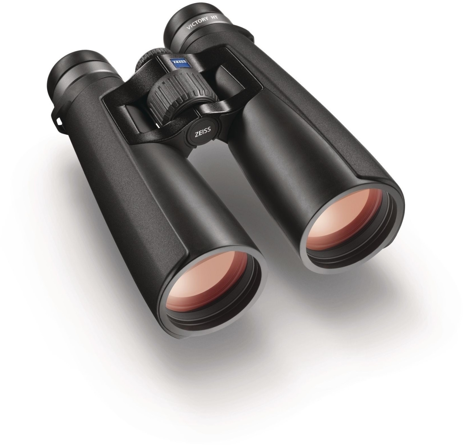 Ein schwarzes Premium-Dachkantfernglas der ZEISS Victory HT Serie (Modell 8x54 oder 10x54), in einer schrägen Perspektive von vorne oben fotografiert, sodass es über einem weißen Hintergrund zu schweben scheint. Auf dem linken Okularring ist die weiße Auf