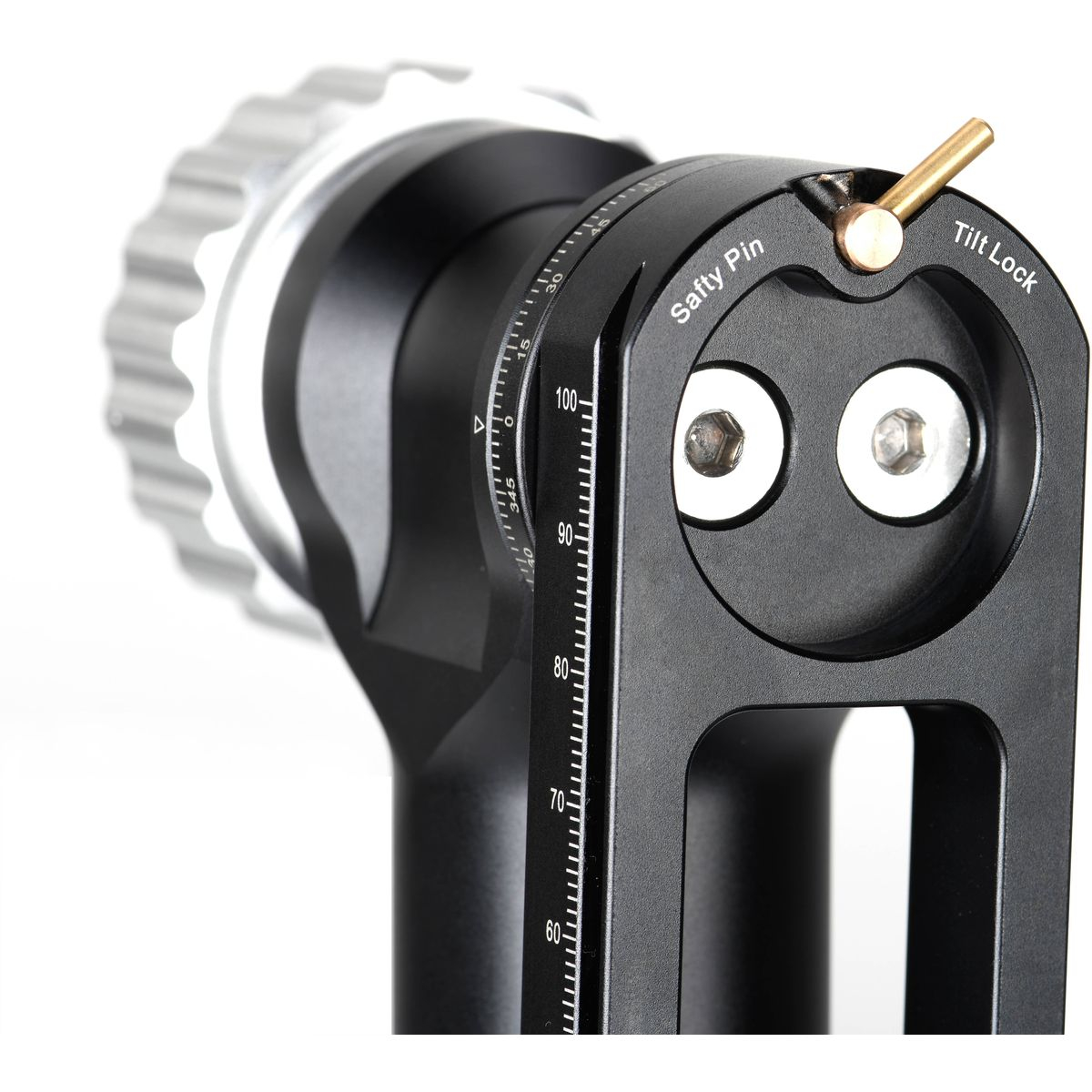 Eine Nahaufnahme des oberen Gelenks des schwarzen Sunwayfoto GH-02 Gimbal-Stativkopfs auf weißem Hintergrund mit Fokus auf die Gravuren „Safty Pin“ und „Tilt Lock“, einem goldenen Sicherungsstift, zwei großen Innensechskantschrauben sowie einer weißen Mil