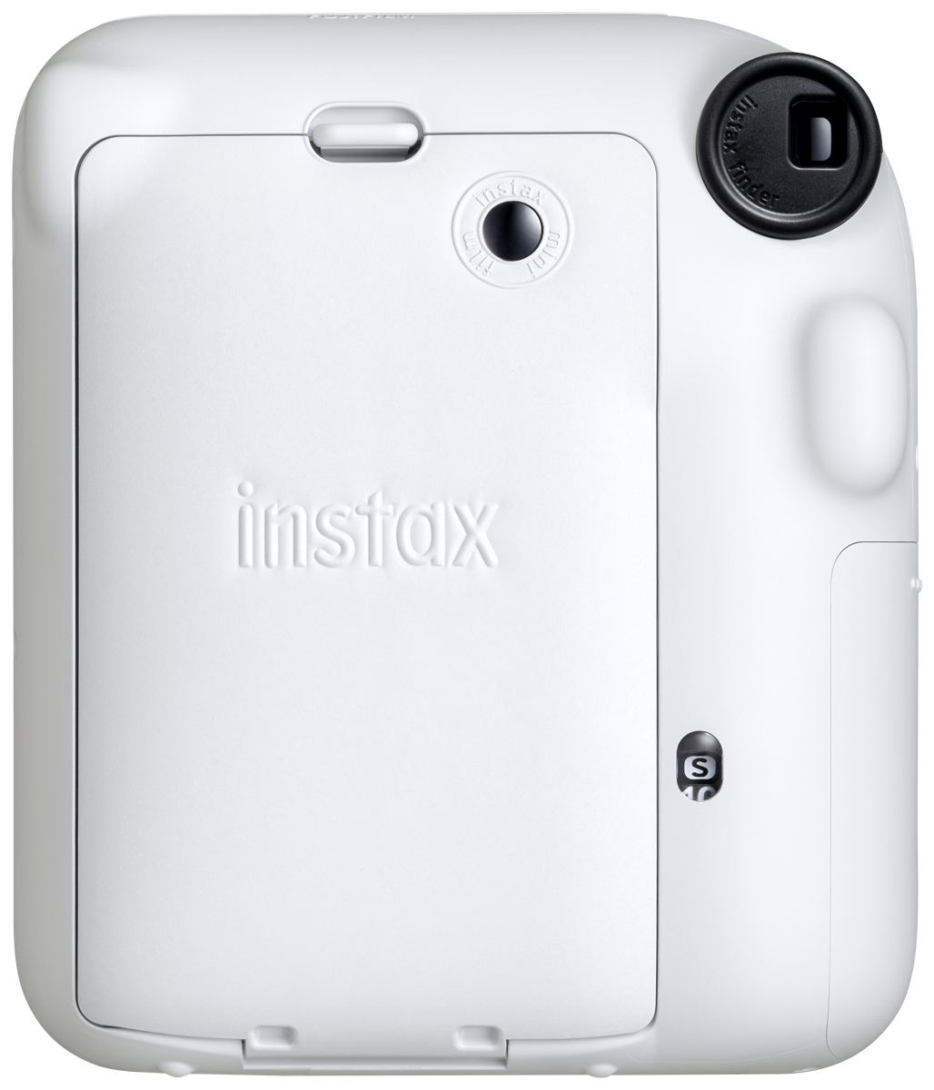 Eine schräge Dreiviertelansicht der weißen Fujifilm Instax Mini 12 Sofortbildkamera vor weißem Hintergrund mit direktem Blick auf das ausgedrehte Objektiv mit der Aufschrift „INSTAX LENS 60mm“, den integrierten vertikalen Blitz, den kleinen Selfie-Spiegel