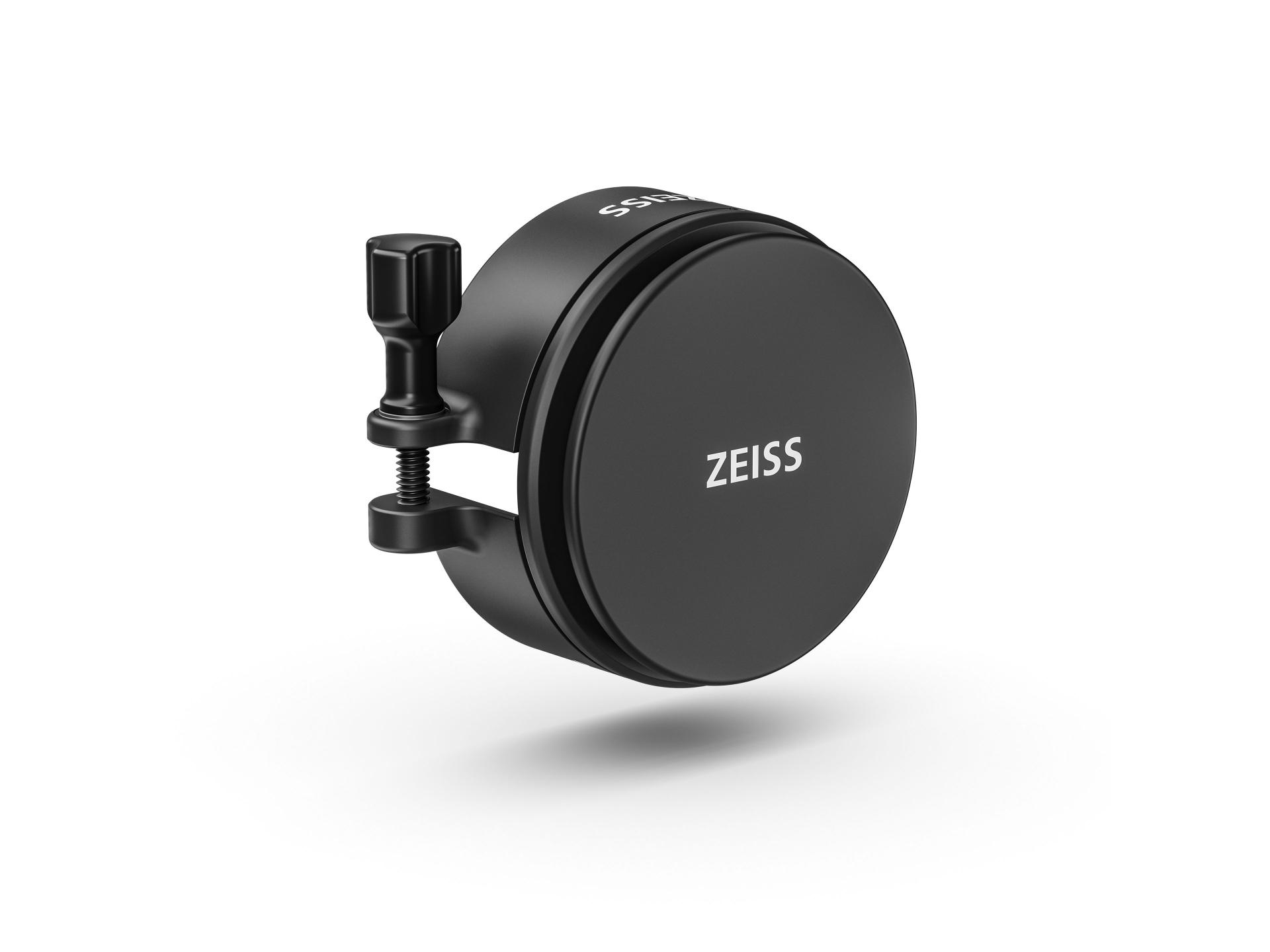 Ein geschlossener, schwarzer Okular-Adapter der Marke ZEISS für das Digiscoping, freigestellt auf einem weißen Hintergrund mit einem leichten Schatten darunter. Die vordere Schutzkappe zeigt das zentrierte, weiße „ZEISS“-Logo. Auf der linken Seite befinde