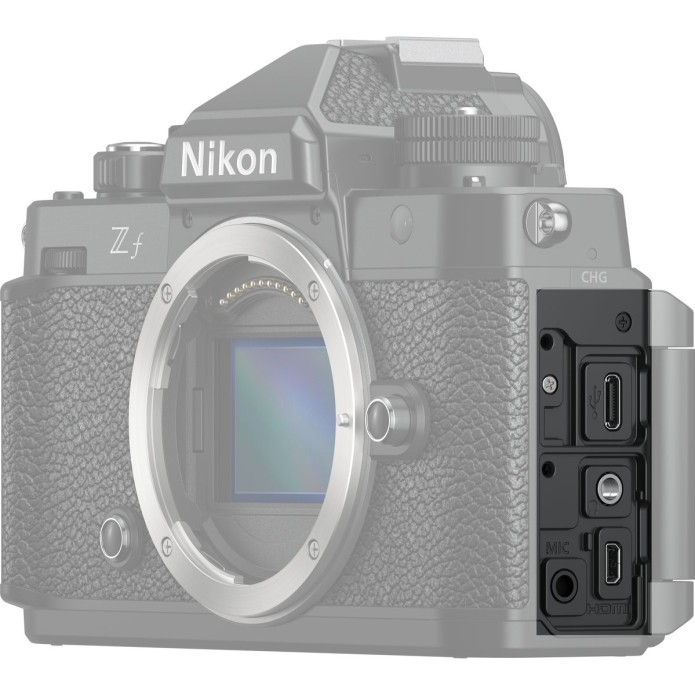 Schräge frontale Schemazeichnung einer schwarzen Nikon Z f Systemkamera vor weißem Hintergrund mit abgenommenem Objektiv und freigestelltem Blick auf die geöffneten seitlichen Schnittstellen für Mikrofon-, Kopfhörer-, USB-C- und Micro-HDMI-Anschlüsse.