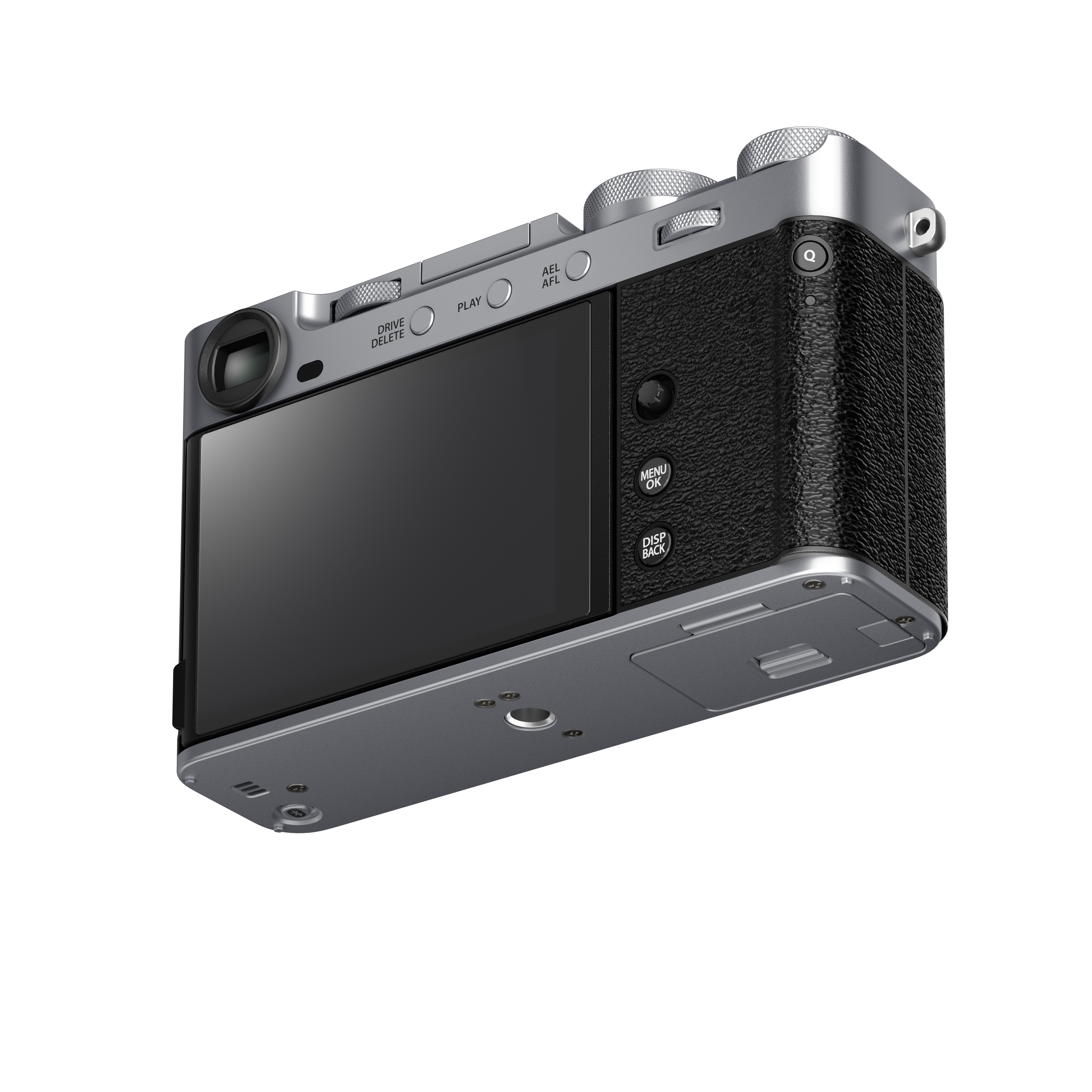 Schräge Rückansicht der Fujifilm X-E5 Systemkamera in Silber und Schwarz von unten fotografiert vor weißem Hintergrund mit Blick auf das geschlossene LCD-Display, das Stativgewinde an der Unterseite und die griffige Belederung.