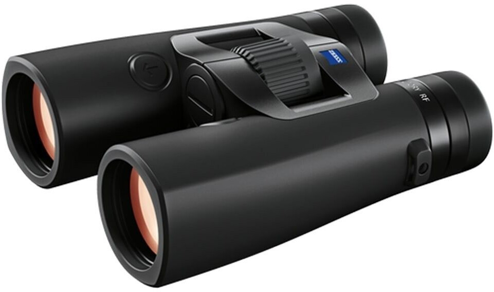 Das schwarze Premium-Fernglas ZEISS Victory RF mit integriertem Laser-Entfernungsmesser, schräg von vorne oben vor einem rein weißen Hintergrund fotografiert. Auf dem linken Gehäusetubus ist im hinteren Bereich eine runde Bediener-Taste integriert, währen