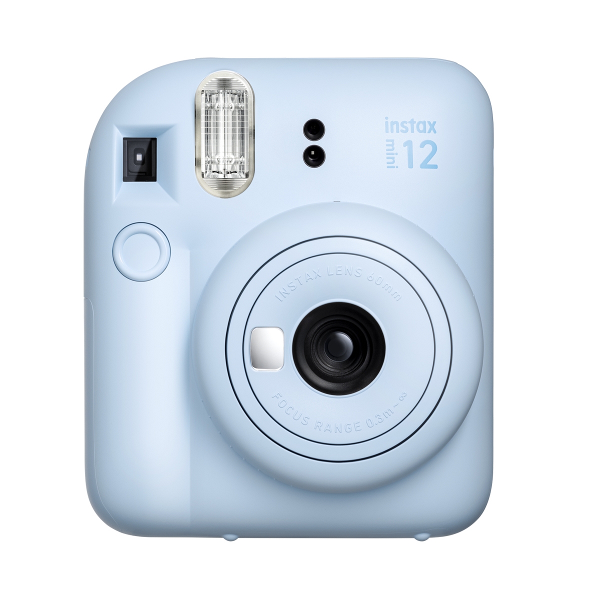 Die frontale Vorderansicht der pastellblauen Fujifilm Instax Mini 12 Sofortbildkamera vor weißem Hintergrund mit direktem Blick auf das kreisrunde Objektiv, den vertikalen Blitz oben links, den quadratischen Suchereinblick, die runde Auslösetaste und das