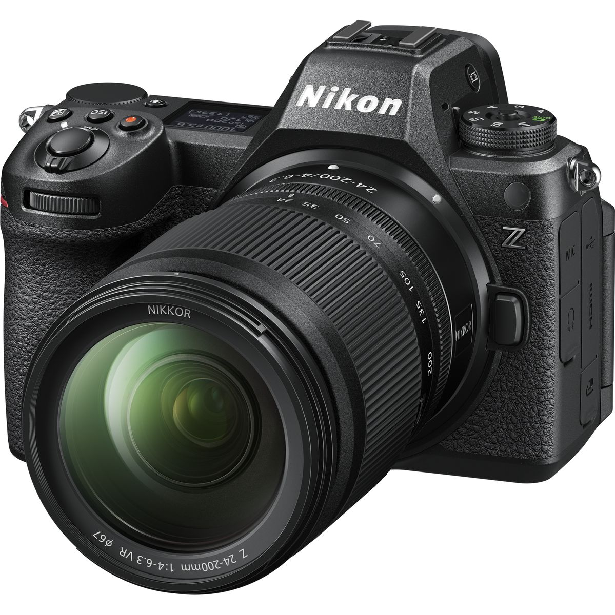 Schräge Frontansicht einer schwarzen Nikon Z6 III Vollformat-Systemkamera vor weißem Hintergrund mit montiertem NIKKOR Z 24-200mm f/4-6.3 VR Superzoom-Objektiv, gut sichtbarem Nikon-Markenlogo auf dem Sucherhügel, weißer Brennweitenskala am Objektivtubus