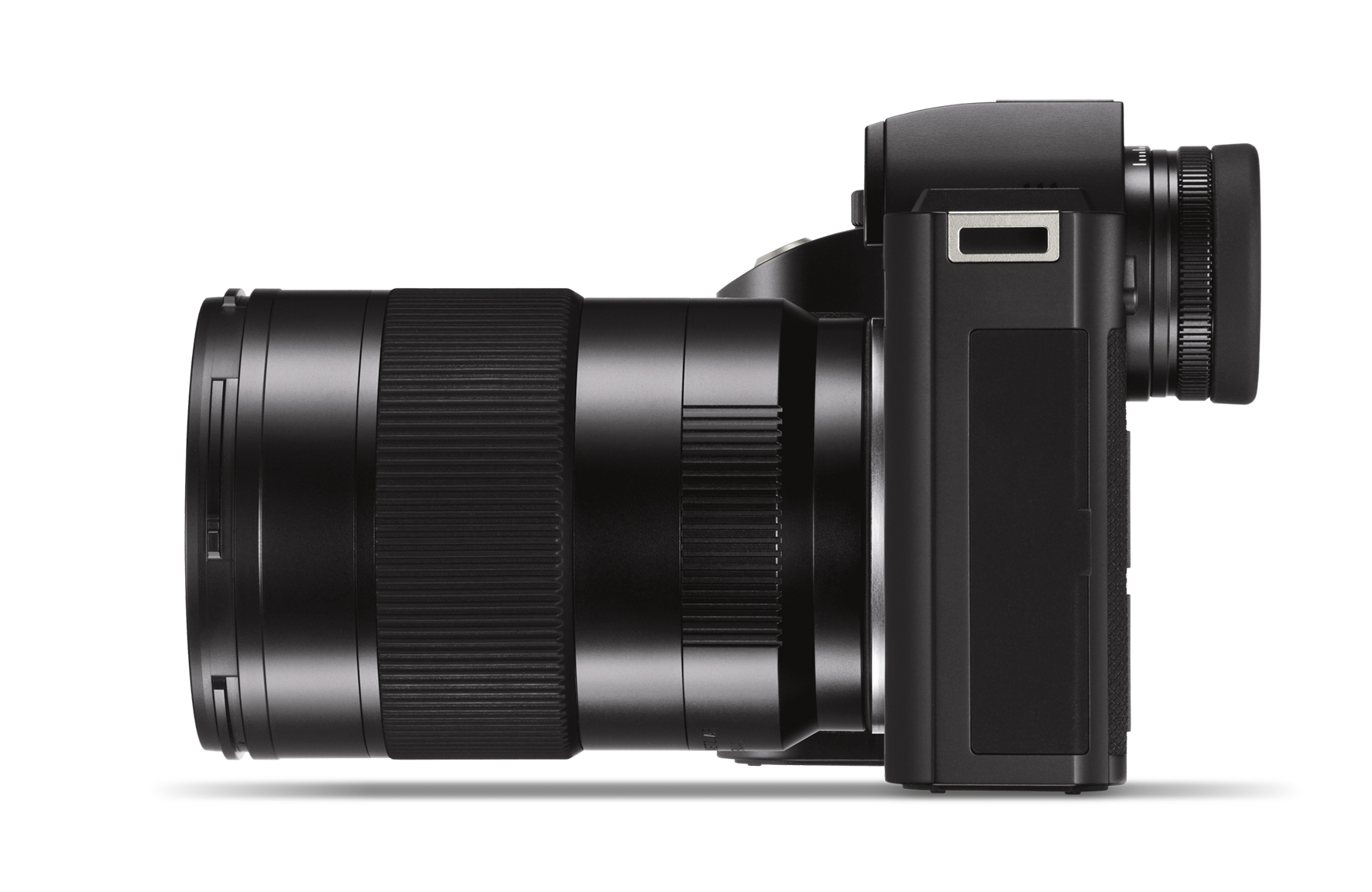 Seitenansicht einer schwarzen Leica Systemkamera mit angesetztem Objektiv und ausgeprägtem Suchergehäuse vor weißem Hintergrund.